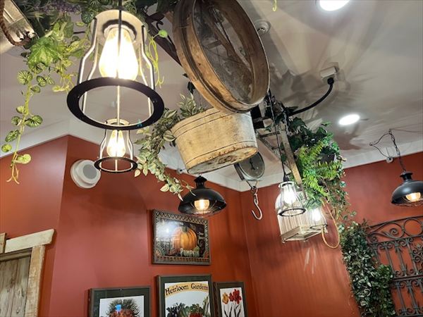 天井からも園芸用品が吊り下げられてる